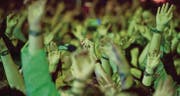 Den Festivalbändel fürs OpenAir St. Gallen kriegt seit 2015 nur, wer sein Ticket über das offizielle Fanportal gekauft hat. (Bild: Benjamin Manser)