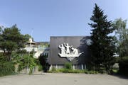 Wird das alte Kirchgemeindehaus verkauft, verschwindet das Relief mit den drei Fischern von der Fassade. (Bild: Urs Bucher)