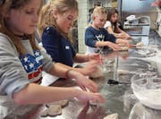 Die angehenden Erstkommunikanten hatten in Gossau Gelegenheit, ihr eigenes Brot zu backen. (Bild: PD)