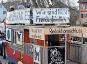 So sieht die gestalterische Reaktion der Hülsnerbuebe auf ihren ursprünglichen Skandalwagen aus: «Wir sind nicht fremdenfeindlich.» Schuld am ganzen Desaster seien die Medien. (Bilder: Zita Meienhofer)