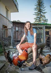 Im Garten von Michel Klein folgen Pflanzen, Hühner und Kaninchen ihren eigenen Regeln. (Bild: Urs Bucher)