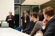 Lernen vom Stadtrat: Fredy Brunner (links) wird von HSG-Professor Rolf Wüstenhagen als Referent vorgestellt. Thema: Wie verschafft sich eine Stadt bei der Bevölkerung Akzeptanz für ein teures, risikoreiches Energie-Grossprojekt? (Bild: Urs Jaudas)