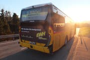 Das Postauto wurde bechädigt, die Passagiere kamen mit dem Schrecken davon. (Bild: Kapo SG)