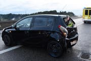 Der Unfallwagen blieb zwischen dem Pannen- und dem Normalstreifen stehen. (Bild: Kapo SG)