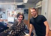 Philipp Kamm zusammen mit Deskerin Theresa Beyer im Studio des Radiosenders SRF 2 Kultur. (Bild: PD)