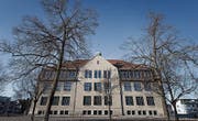 Die Realschule Buchental in St. Fiden ist nach der Kritik zweier pensionierter Lehrer Gegenstand von Diskussionen. (Bild: Michel Canonica)