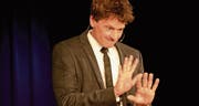 Auf den ersten Blick wirkt Christoph Simon schüchtern und etwas zerstreut. Nach spätestens fünf Minuten tanzt seine spitze Zunge indes gnadenlos ehrlich auf einem aus reichlich schwarzem Humor gewobenen Teppich. (Bild: Christine Gregorin)
