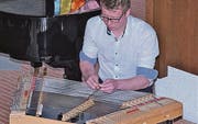 Dario Schmid ist ein Meister des Hackbretts und Mitglied des Schweizer Hackbrett-Orchesters.