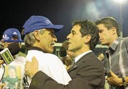 St. Gallens Coach Marcel Koller (rechts) gratuliert Hans-Peter Zaugg. (Bild: Keystone)