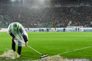 Das grosse Reinemachen: Szene aus dem Länderspiel der Schweizer Nati gegen Andorra im St.Galler Kybunpark. Wann befreit sich auch der FC St.Gallen aus seiner derzeit ungemütlichen Lage? (Bild: GIAN EHRENZELLER (KEYSTONE))