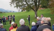 Architektin Sabine Bär erläuterte gestern vor Ort das Bauprojekt. (Bild: Ralph Ribi)