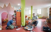 Im neuen Spielzimmer: Gugelhuus-Präsident Damian Conrad legt mit seinen Kindern Jann Esteban und Zoe Lis Hand an. (Bild: Ralph Ribi)