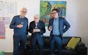 Ewgeni Obreschkow und Lukas Krejcí (rechts) stossen im Friedberg mit Alfred Moser auf seinen 90. Geburtstag an. (Bild: Cyril Janak)