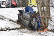 Das Auto kam seitlich an einem Baum zum Stillstand. (Bild: Kapo SG)