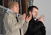 Nach dem Tor zum 1:1 für Rheintal ist der Jubel von Manuel Holenstein (l.) und Sportchef Fabian von Allmen noch verhalten. (Bild: Yves Solenthaler)