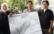 Das Komitee «vernünftiger Marktplatz» legt nach: Alfons Weisser und Hansueli Stettler mit «Hausgrafiker» Markus Tofalo (von links). (Bild: Ralf Streule)