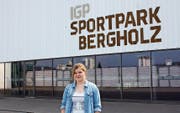 Vanessa Zweifel vor dem Heimstadion des EC Wil im Sportpark Bergholz. (Bild: Joel Räbsamen)