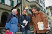 Die Pläne der Post, ihr Filialnetz umzukrempeln, werden von Helena Graf, Dominik Dietrich und Martin Boesch (von links) nicht goutiert. (Bild: Ralph Ribi)