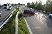 Nachdem er auf der linken und auf der rechten Seite der Autobahn die Leitplanke gestreift hatte, kam der Wagen zum Stehen. (Bild: kapo SG)