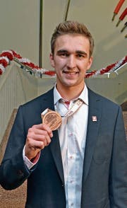 Mit Stolz zeigt Fabio Holenstein seine Medaille. (Bilder: Peter Jenni)