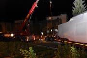 Ein Spezialkran musste einen Teil des Fahrzeugs anheben und aus der misslichen Lage befreien. (Bild: Kapo SG)