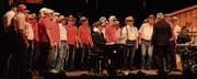 Immer das passende Drumherum: Für die moderneren Stücke hat sich der Männerchor Eintracht in «Casual Wear» gekleidet. (Bilder: Christine Gregorin)