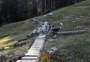 Anstatt quer durch das Moor führt der Weg nun an dessen Rand entlang. Zudem wurde der Weg mit Holz und Kies befestigt. (Bild: Sabine Schmid)