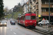 Individualverkehr und öV im Nebeneinander: Viele Riethüsler sähen auch die Autos gerne in einem Tunnel verschwinden. (Archivbild: Ralph Ribi)
