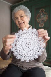 Stolz präsentiert Rosmarie Huser aus Alt St. Johann eines ihrer filigranen kunsthandwerklichen Produkte. (Bild: Benjamin Manser (Benjamin Manser))