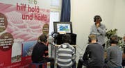 In Gruppen bearbeiten die Schüler mit Hilfe von einer Fachperson verschiedene Themen, beispielsweise wo sie in Fällen von sexueller Gewalt Hilfe holen können. (Bild: Sabine Schmid)