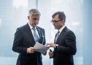 Thomas Gutzwiller (links), Präsident der St. Galler Kantonalbank, und Roland Ledergerber, Präsident der Geschäftsleitung, im Gespräch am Rand der Medienorientierung zu den jüngsten Geschäftszahlen. (Bild: Michel Canonica (St. Gallen, 15. Februar 2018))