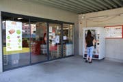 Der neue und derzeit einzige Fleischautomat der Region Wil stösst auf Resonanz. (Bild: Simon Dudle)