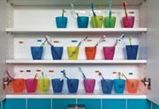 Zahnbürsten in einer Kindertagesstätte: Die SP hält eine kostenlose Tagesbetreuung für einen «sehr guten» Standortfaktor. (Bild: Gaëtan Bally/KEY)
