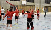 Martina Fauser (rechts) und die Red Ants führen auf Anregung des Mentaltrainers ein spezielles Aufwärmprogramm durch. (Bilder: Timon Kobelt)