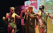 Wie Adam und Eva: Sandra Utzinger und Thomas U. Hostettler, hier mit Hans-Jürg Müller als Pater Gaudron von der Pius-Bruderschaft. (Bild: pd/Christian Glaus)