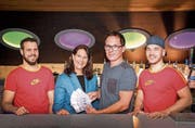 Roger Küng (links), Hanspeter Dürr (Mitte) und Sascha Fischbacher (rechts) übergeben Nadine Knecht Ringer das Geld. (Bild: Urs Bucher)