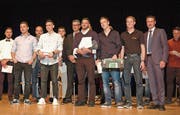 Die Absolventen mit den besten Schlussnoten nehmen ihre Auszeichnungen entgegen. (Bild: Gianni Amstutz)