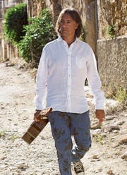 Pippo Pollina und drei junge Sängerinnen bringen diesen Samstag den Sommer ins Gasthaus Rössli in Mogelsberg. Zumindest visuell. Das Konzert beginnt um 20.15 Uhr. (Bild: PD)