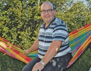 Ralf Kollefrath steht von seiner Hängematte auf, er will Präsident von katholisch Rüthi-Lienz werden. «Ich schätze jene, die eigenverantwortlich handeln und ihre Ausbildung oder Kompetenzen nutzen», sagt er. (Bild: Monika von der Linden)