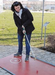 Plausch auf der Minigolfanlage – bei bestem Frühlingswetter. (Bild: pd)
