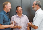 Ehemalige und aktuelle Präsidenten im Fachaustausch, hat sich doch in den letzten Jahren viel verändert: (v. l.) Heinz Gebert, Michael Schöbi und Urs Noser. (Bild: pd)