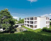 Schulhaus Riethüsli: Ende Jahr soll ein Wettbewerb für einen Neubau ausgeschrieben werden. Dieser kommt nicht teurer als eine Totalsanierung. (Archivbild: Hanspeter Schiess)