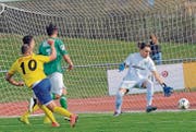 Dave Obrist (10) jubelt bereits im Abdrehen. Sein Abschluss findet den Weg zum 1:0 ins gegnerische Netz. (Bild: Urs Nobel)