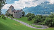 Vom Schloss Vaduz geht der Blick hinüber in die Schweiz. (Bild: Konstantin Kalishko/Fotolia (Vaduz, 21. August 2015))