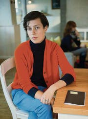 Vanja Hutter mit ihrem ersten Bändchen der «Niederlagen». (Bild: Ralph Ribi)