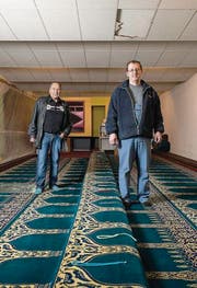 Beten auf der Kegelbahn: Noch-Hausbesitzer Bruno Bianchi (links) verkauft das Restaurant Burghof an den neuen Verein Paradies Moschee, im Bild Vereinspräsident Refet Jonuzi. (Bild: Luca Linder)