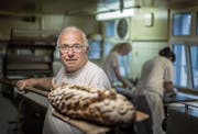 Zum letzten Mal steht Albin Egger heute in der Backstube. Er tritt in den Ruhestand; die Gerätschaften werden ausrangiert. (Bilder: Michel Canonica)