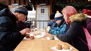 Die Schüler des Johanneums verzierten in Luzern bei «Jeder Rappen zählt» Küchlein. (Bild: PD)