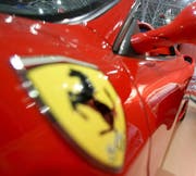Der Verkehrsrowdy raste mit einem Ferrari mit fast 40 Kilometern pro Stunde zu schnell innerorts. (Symbolbild: Keystone/Dumitru Doru)