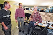 Josef Benz (links) und Werner Zogg (rechts) teilen sich seit Anfang Oktober ein gemeinsames Büro im Werkhof der Stadt Altstätten. Dies erleichtert nicht zuletzt die gegenseitige Stellvertretung, sagt Regionalförster Erwin Rebmann (Mitte). (Bild: Max Tinner)